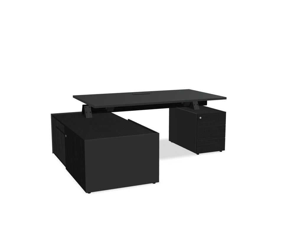 Chefschreibtisch Viga in Dunkler Walnuss mit Aluminiumgestell, Managerschrank und Rollcontainer aus Holzfurnier, Ansicht von vorne.
