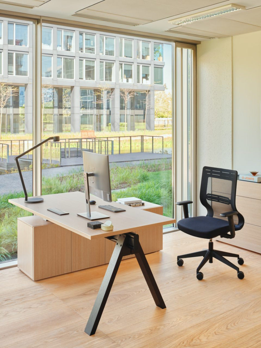 Moderner Viga V184LM Schreibtisch mit elegantem Managerschrank, stilvolles Holzdekor in warmen Brauntönen, ideal für effizientes Arbeiten.