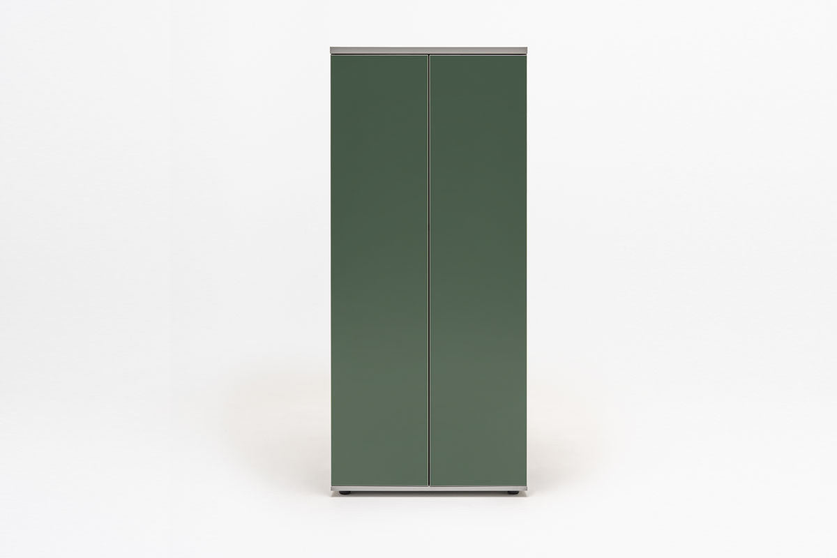Kleiderschrank mit Front aus Aluminium Satinato Melaminplatte, Push-to-Open-System, ausziehbarer Kleiderstange und Patentschloss, Höhe 183.3 cm.