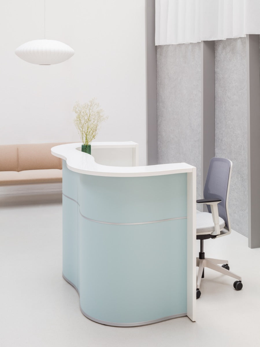 Elegante Empfangstheke Wave LUV23 mit organischer Form, harmonischem Design und optimaler Funktionalität für moderne Empfangsbereiche.
