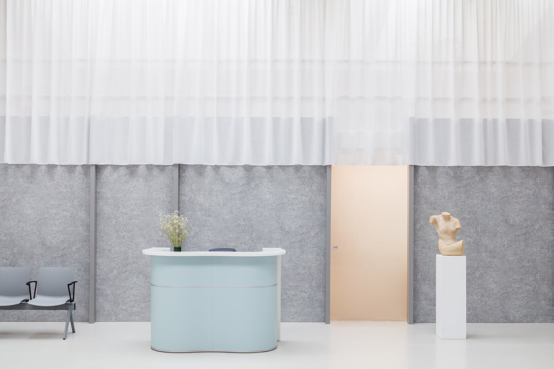 Elegante Wave LUV471L Empfangstheke von MDD mit geschwungener Front, harmonischem Design und stilvoller Holzoberfläche für einen einladenden Empfang.