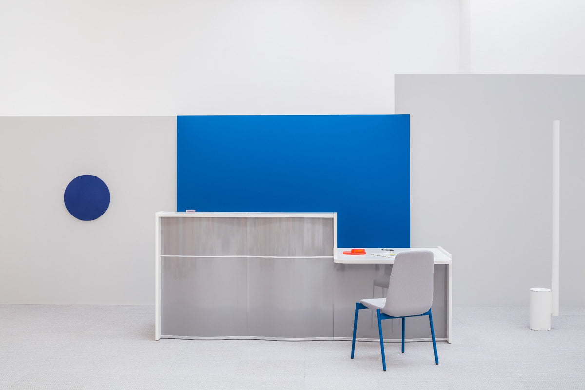 Empfangstheke Wave von Mdd in Weiss Pastell mit organischer HPL-Front, Aluminiumstreifen und modularer Wellenform-Konstruktion.
