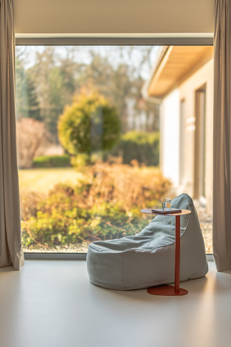 Moderner Filo FL01 Sitzsack von Mdd in elegantem Hellgrau, ideal für entspannte Stunden im Wohnzimmer, mit stilvollem Design und komfortabler Polsterung.