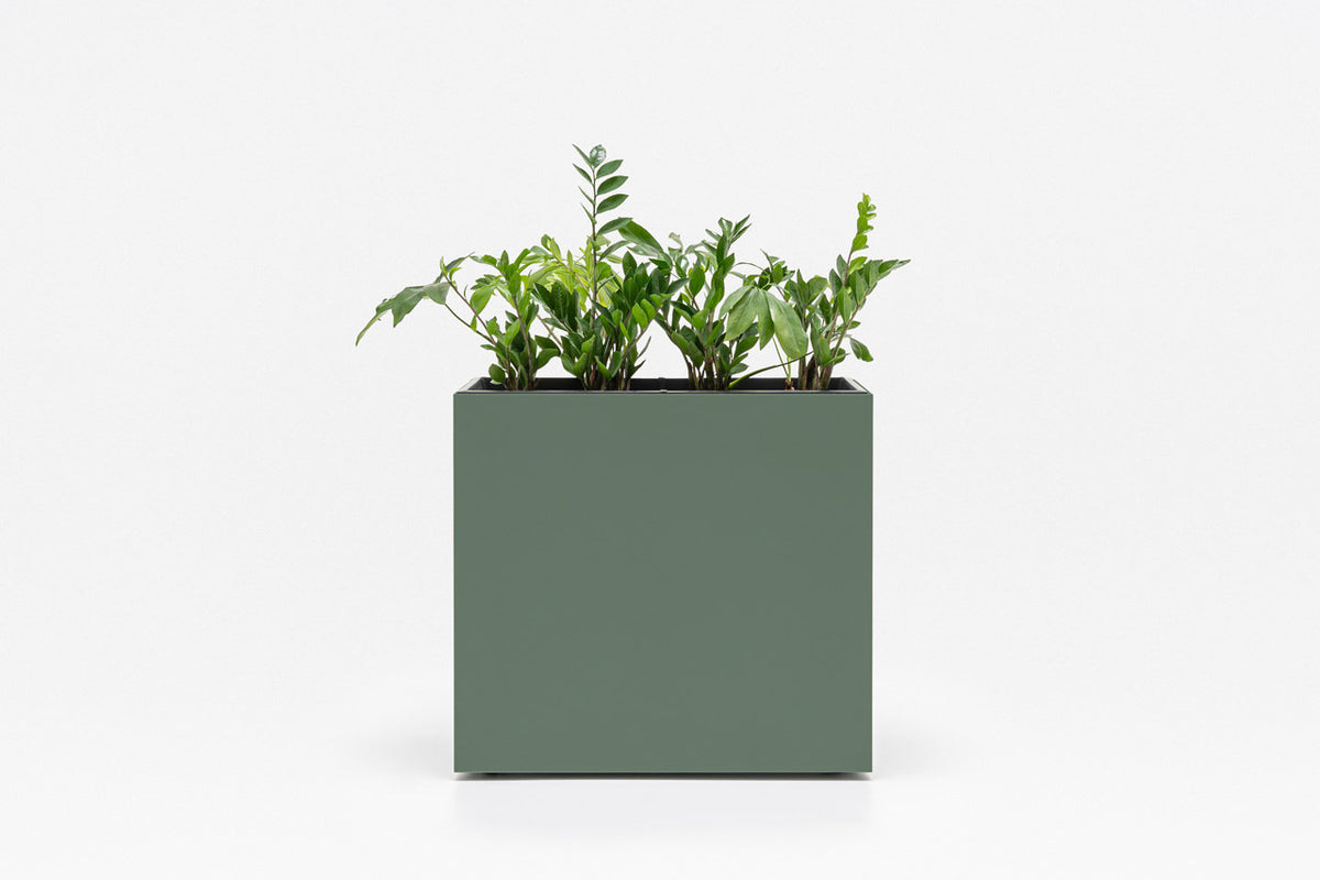 Freistehender Blumentopf aus Spanplatte in Honigeiche mit schwarzem Kunststoffeinsatz, rechteckige Form, für Innenräume.