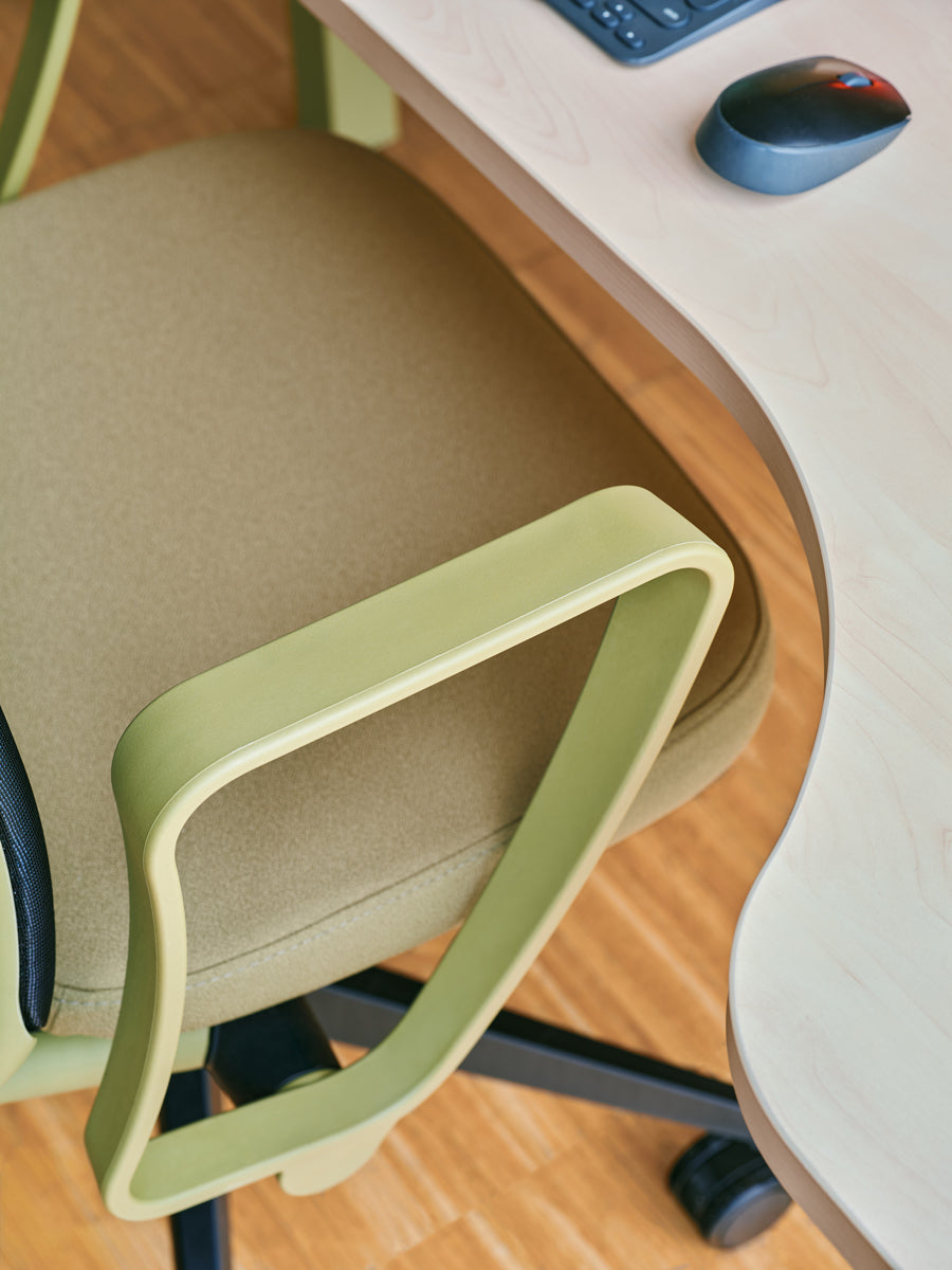 Moderner Bürostuhl Astro ASR01 von Mdd mit ergonomischem Design, schwarzem Netzbezug und eleganten weißen Akzenten für optimalen Komfort.