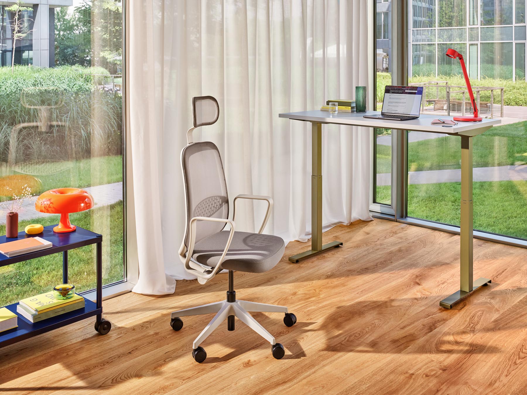 Eleganter Astro ASR01 Bürostuhl von Mdd, ideal für stilvolle Büros, bietet optimalen Sitzkomfort und Unterstützung für lange Arbeitsstunden.