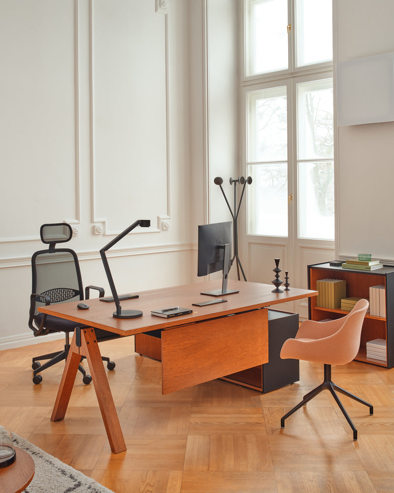 Moderner Astro ASR01 Bürostuhl von Mdd, kombiniert zeitloses Design mit ergonomischer Funktionalität für produktives Arbeiten.