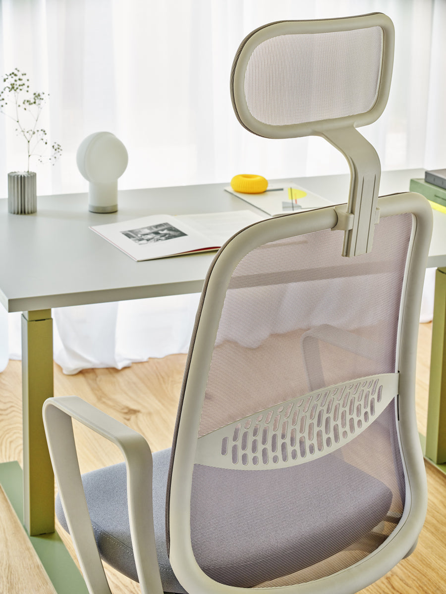 Eleganter Astro ASR01 Bürostuhl von Mdd, vereint Funktionalität und Ästhetik für ein angenehmes Arbeitsumfeld.