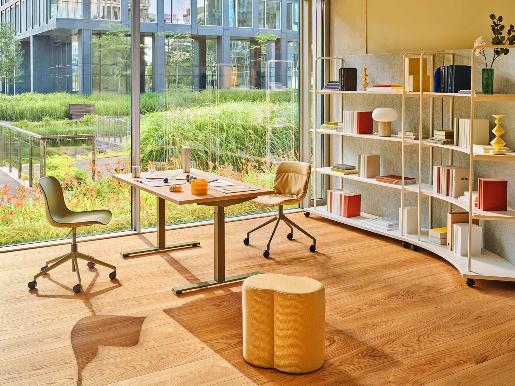 Elegantes Tanca TC01 Standregal von Mdd, perfekt für die Präsentation von Büchern und Deko-Elementen in jedem modernen Wohnraum.