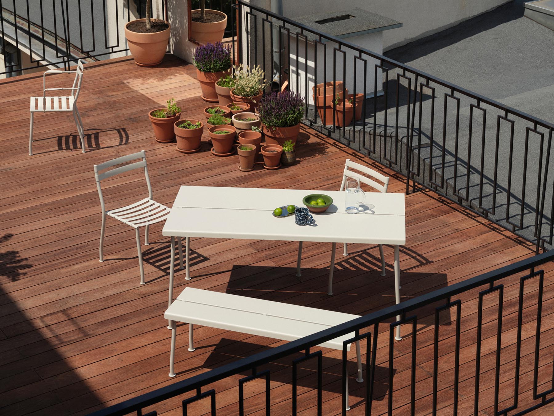 Elegante Flaner FLR03 Gartenbank in stilvollem Grau, gefertigt aus langlebigem Metall, perfekt für entspannte Stunden im Freien.