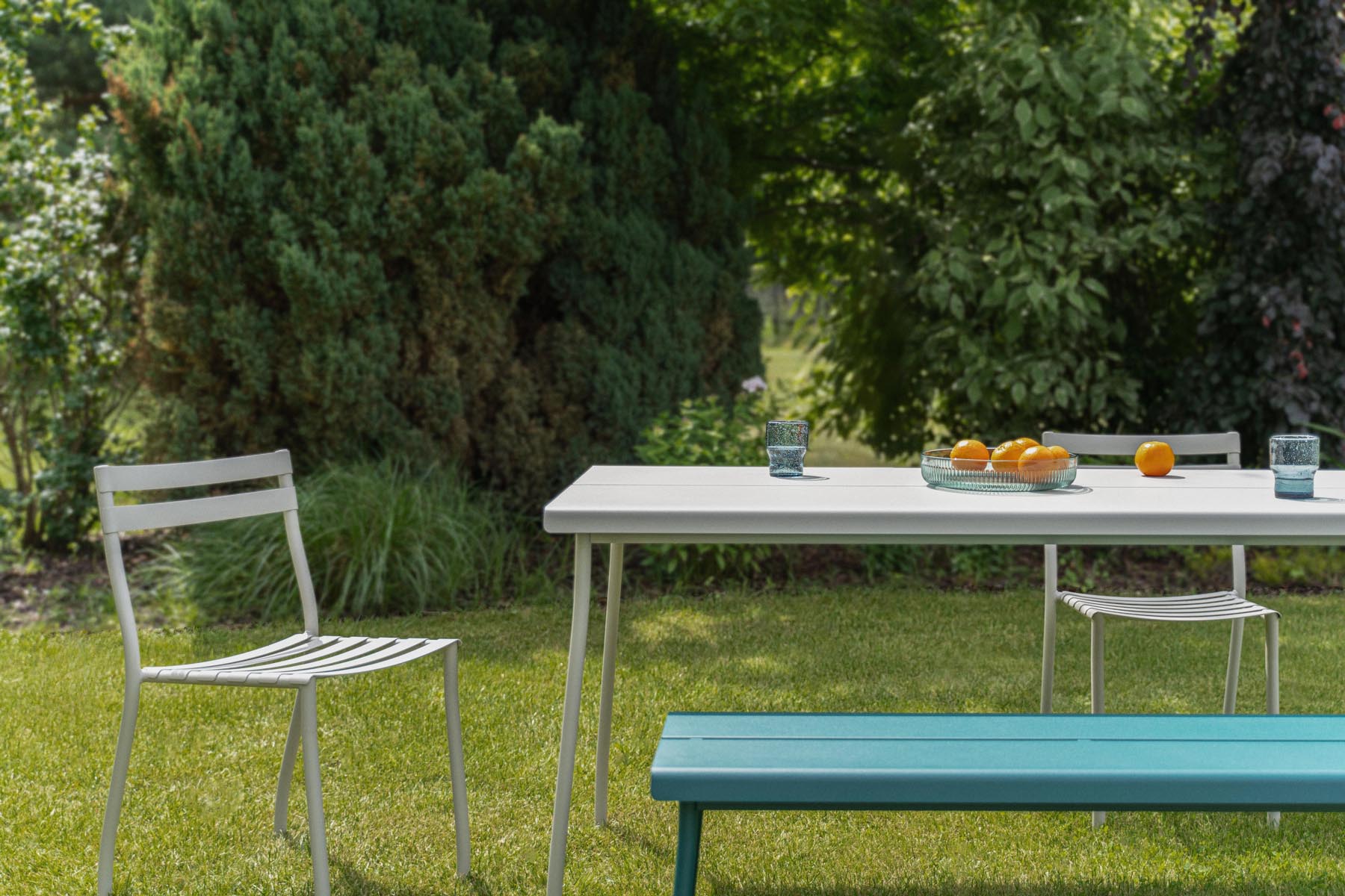 Elegante Flaner FLR03 Gartenbank in stilvollem Grau, perfekt für entspannte Stunden im Freien und zur Verschönerung Ihres Außenbereichs.