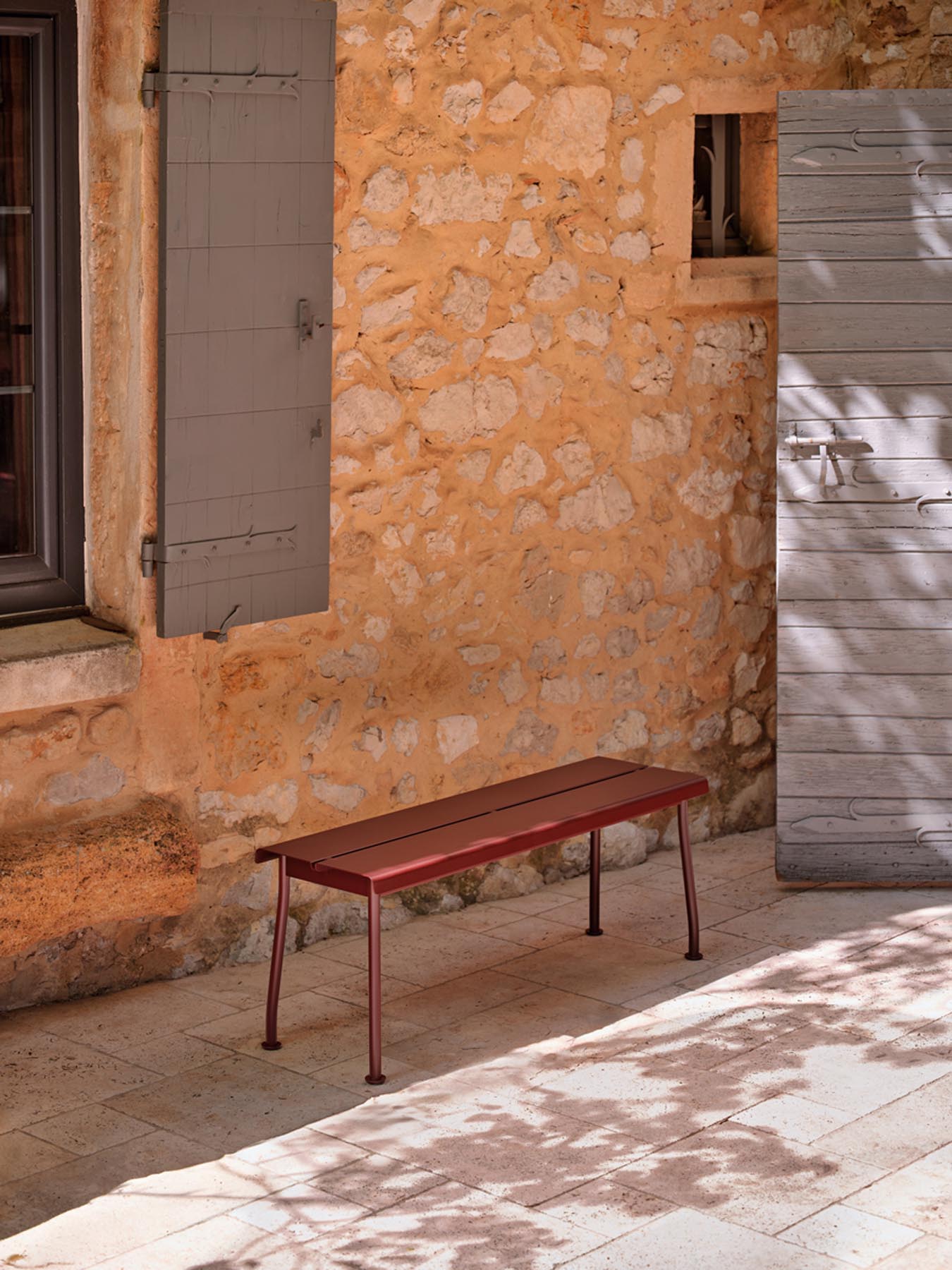 Moderne Flaner FLR03 Gartenbank in ansprechendem Grauton, ideal für gemütliche Momente im Freien und zur Aufwertung Ihres Gartens.