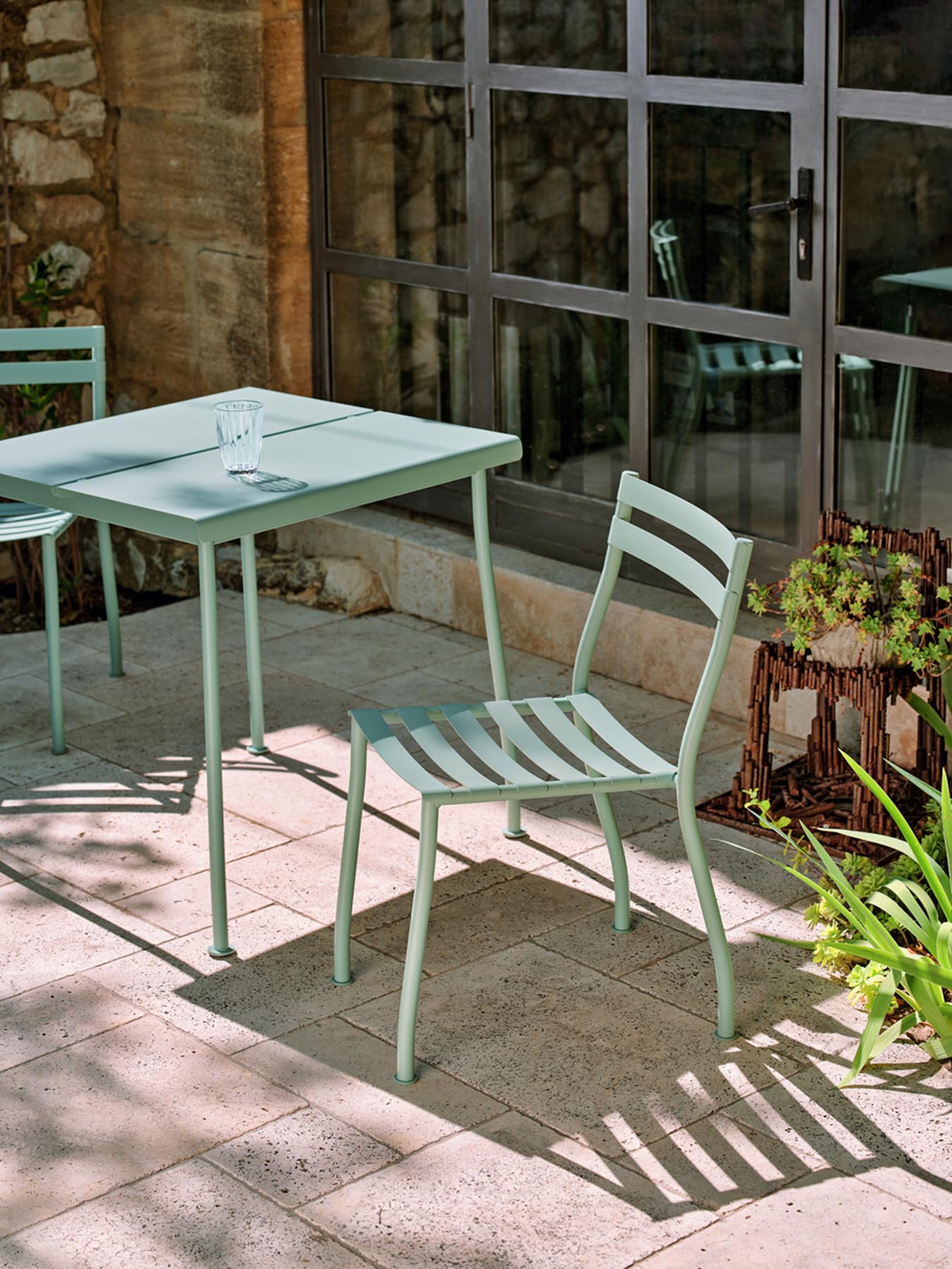 Zwei stilvolle Flaner FLR01 Gartenstühle im Set, ideal für entspannte Stunden im Freien, vereinen modernes Design mit hohem Sitzkomfort.