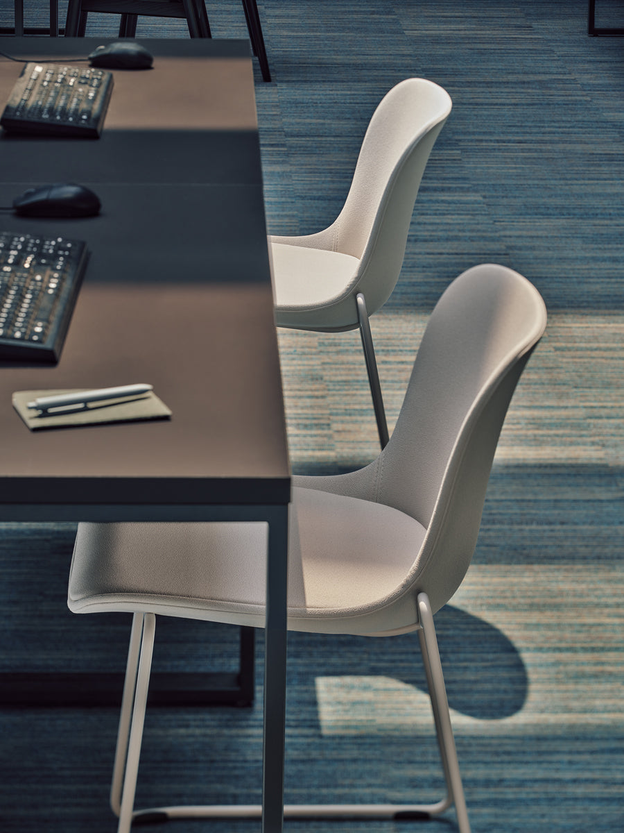 Eleganter Baltic 2 Classic Stuhl mit schwarzem Kufen-Gestell, ideal für zeitgemäße Wohn- und Arbeitsräume.