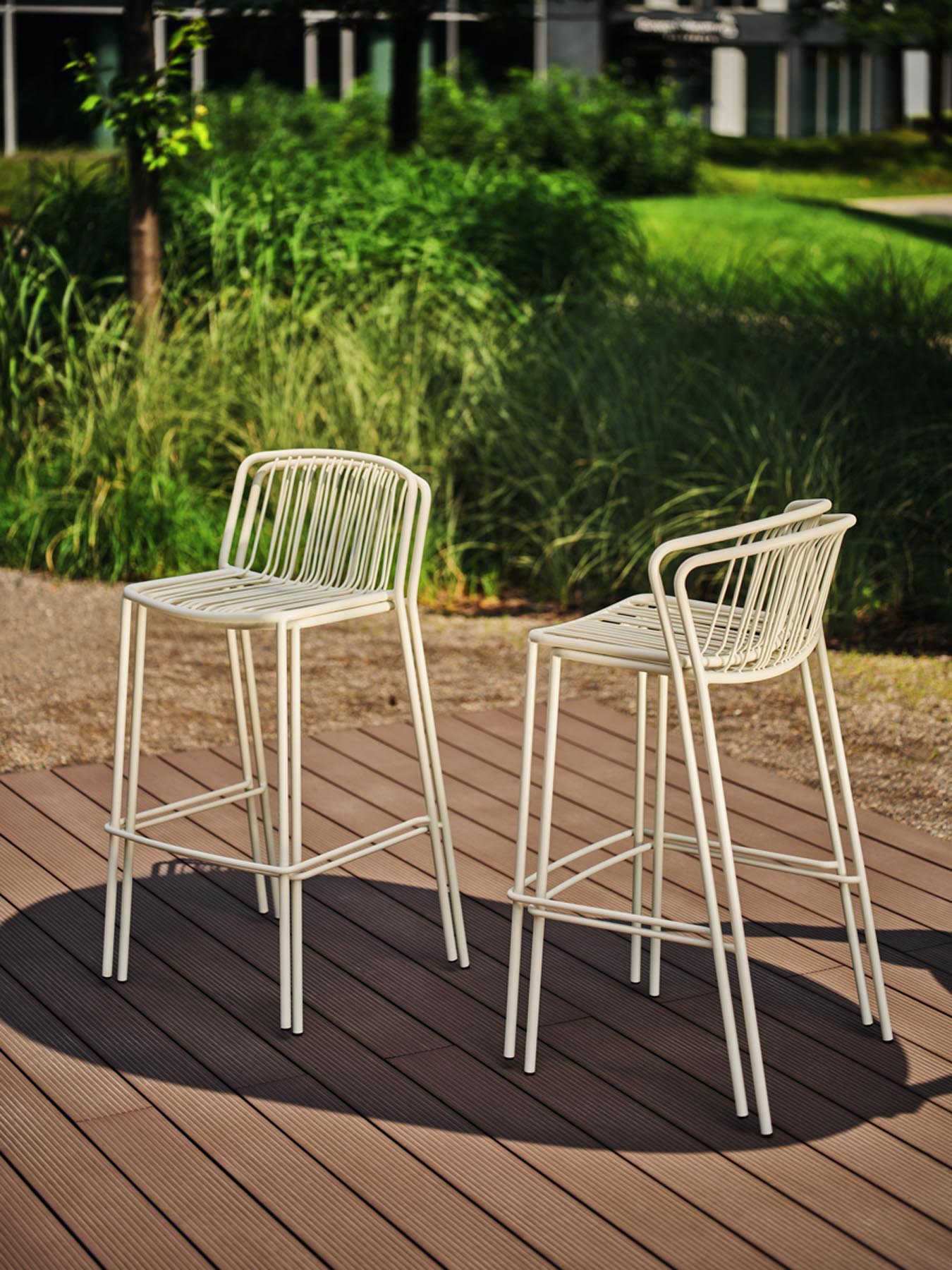 Zwei stilvolle Bris BRS03 Barhocker von Mdd, ideal für den Außenbereich, mit elegantem Design und komfortabler Polsterung für entspannte Stunden.
