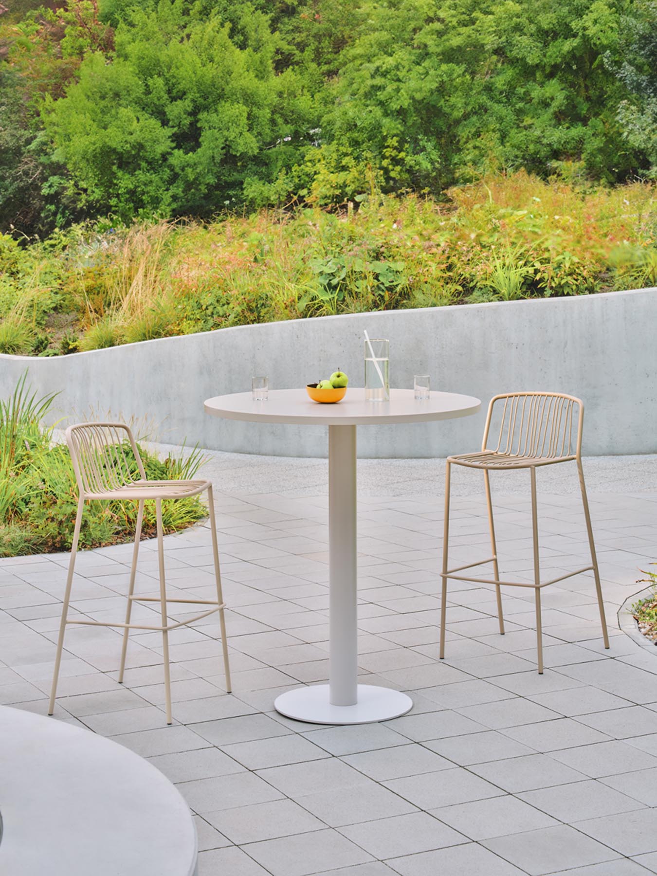 Moderne Bris BRS06 Barhocker im praktischen 2er Set, perfekt für entspannte Stunden im Freien auf Terrasse oder Balkon.