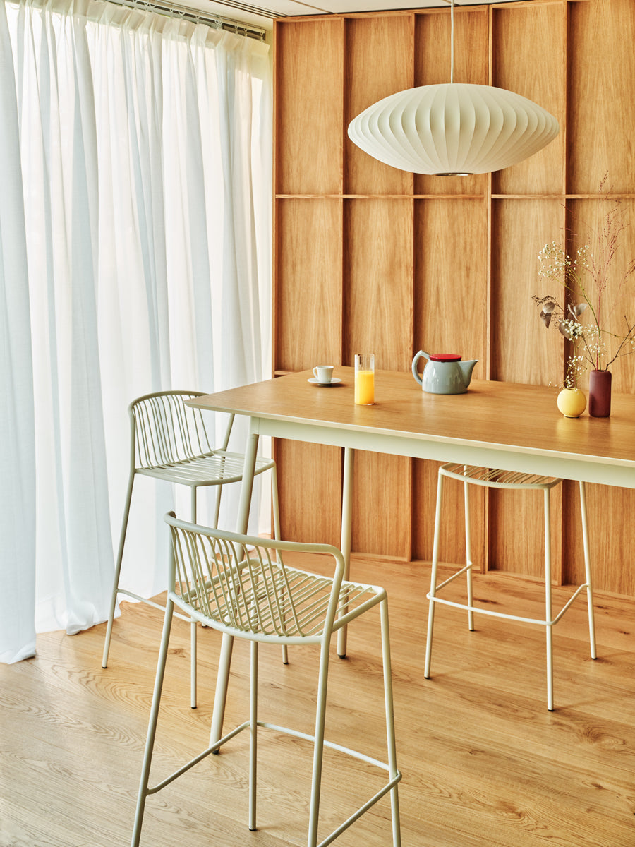 Moderne Outdoor-Barhocker im Set von 2, perfekt für entspannte Stunden im Freien und ansprechende Gartenmöbelgestaltung.