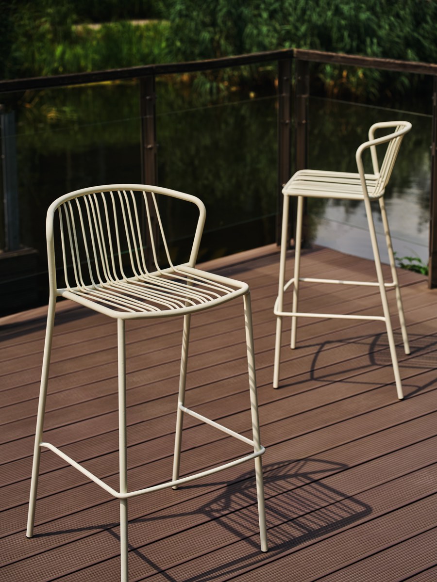 Zwei Barhocker mit durchbrochenem Sitz und Rückenlehne aus verzinktem Stahldraht, olivgrünes Gestell, schwarze Kunststofffüsse, Outdoor-Design.