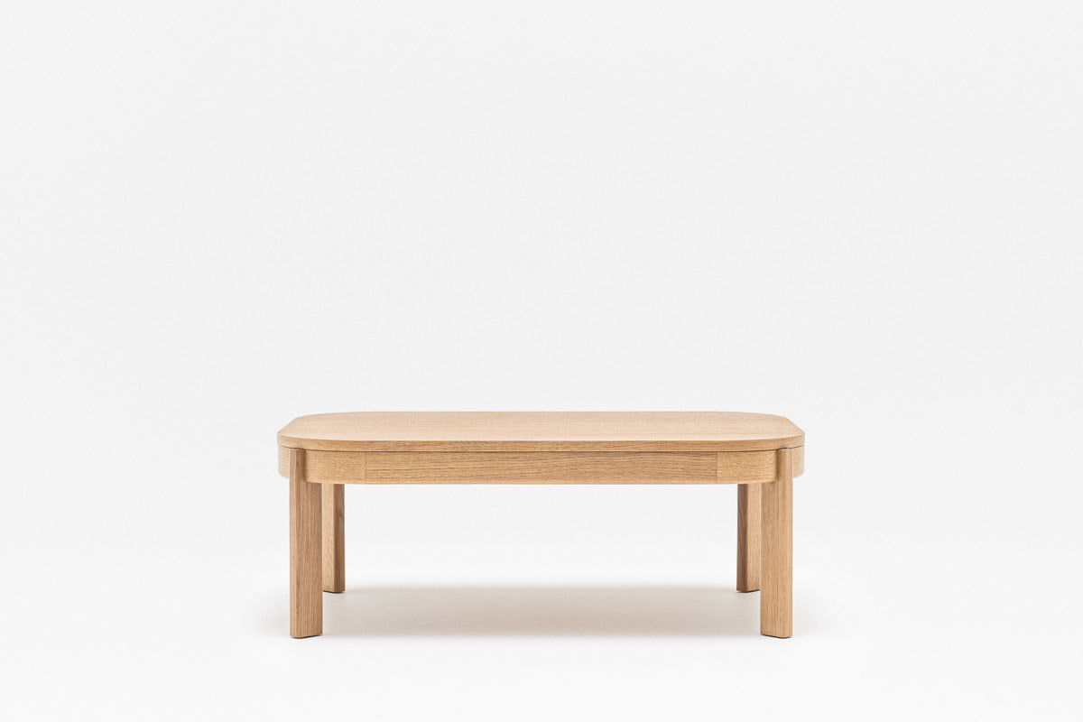Beistelltisch Ramp von Mdd mit Tischplatte aus Eiche-Natur-Furnier, Holzgestell im 60x30mm Profil und Kunststofffüssen mit Filzgleitern.