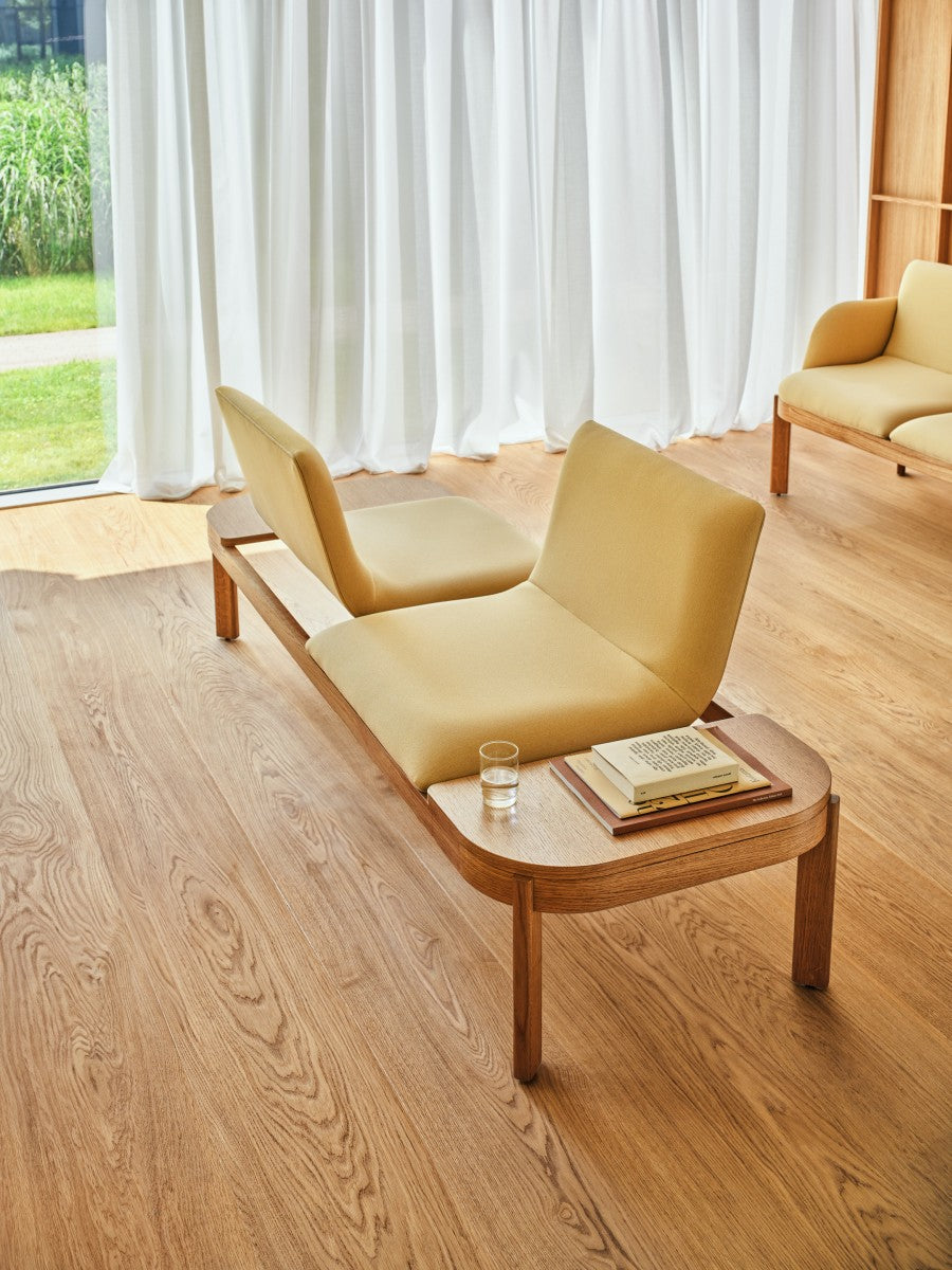 Moderne MDD Ramp RMP151 Sitzbank, perfekt für elegante Innenräume, vereint Komfort und Langlebigkeit in einem ansprechenden Design.