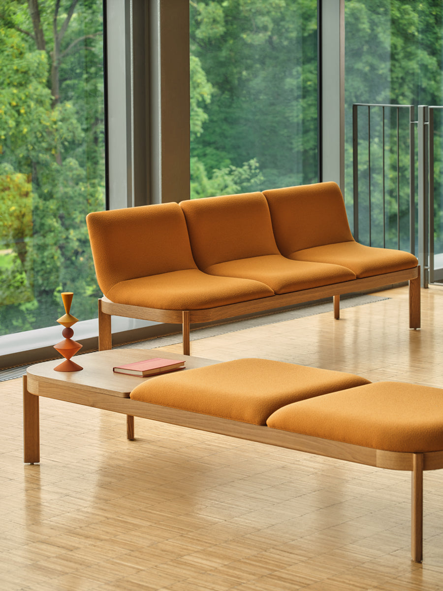 Elegante Sitzbank Ramp RMP212 von Mdd, ausgestattet mit einem stilvollen, gesteppten Bezug und robustem Holzgestell – perfekt für jeden Wohnraum.
