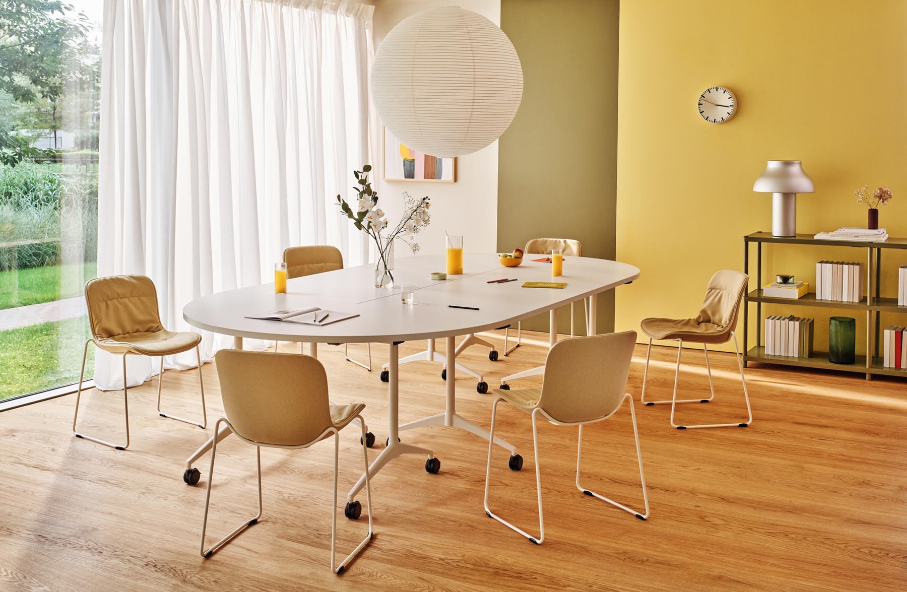 Moderner Klapptisch Revi RV01 von MDD, ideal für Konferenzen und Veranstaltungen, bietet vielseitige Nutzungsmöglichkeiten und ansprechendes Design.