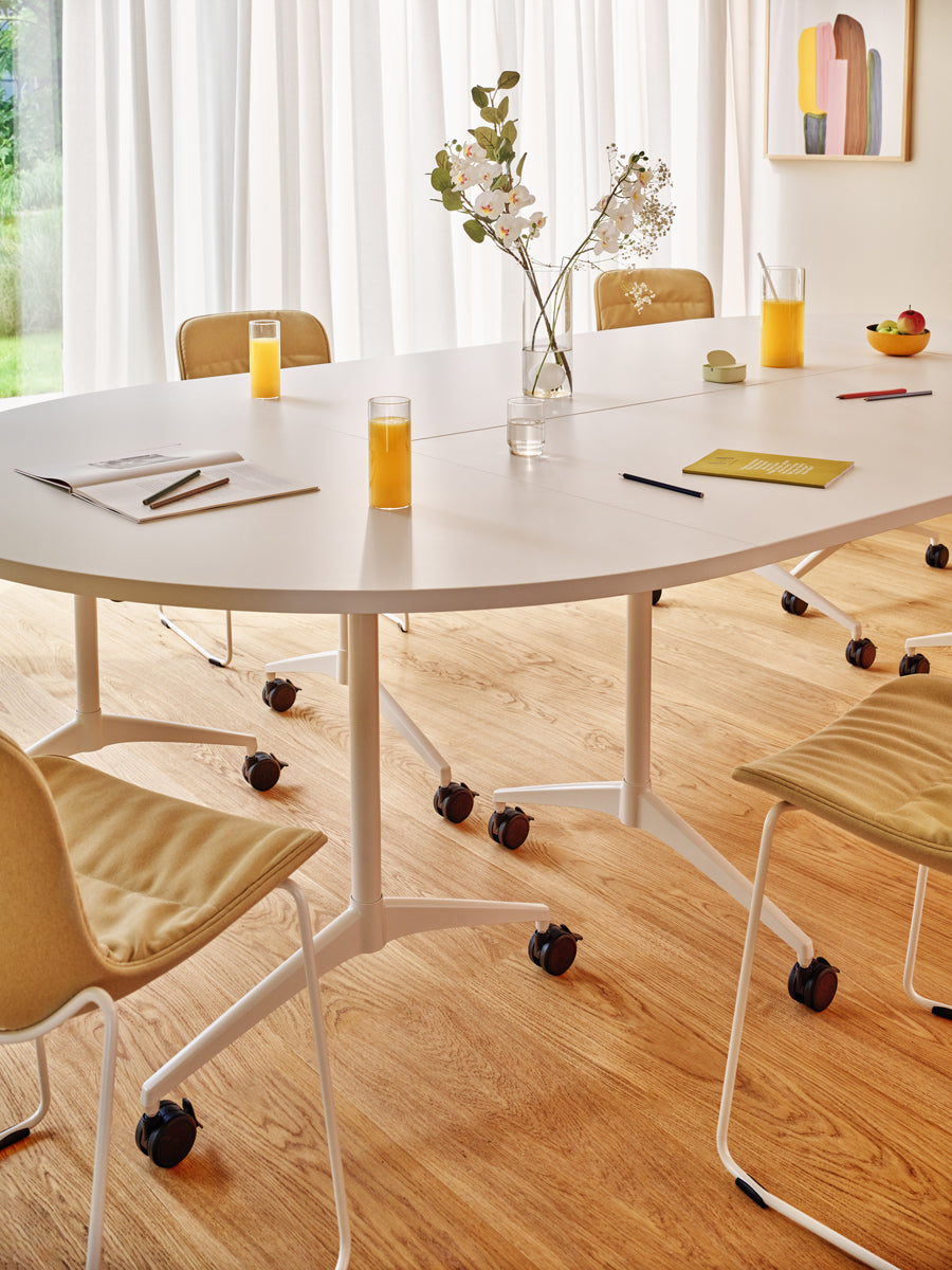 Eleganter Klapptisch Revi RV01 von MDD, perfekt für flexible Raumgestaltung bei Meetings und Events, vereint Funktionalität und Stil.