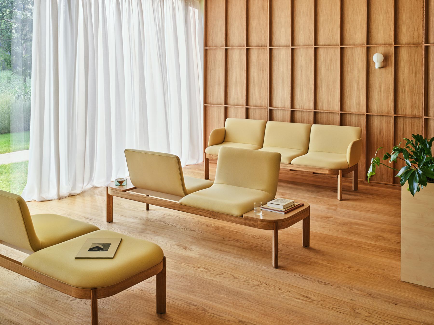Elegantes 3er-Sofa Ramp RMP325 von Mdd in stilvollem Hellgrau, mit komfortablen Polsterungen und modernem Design für jedes Wohnzimmer.