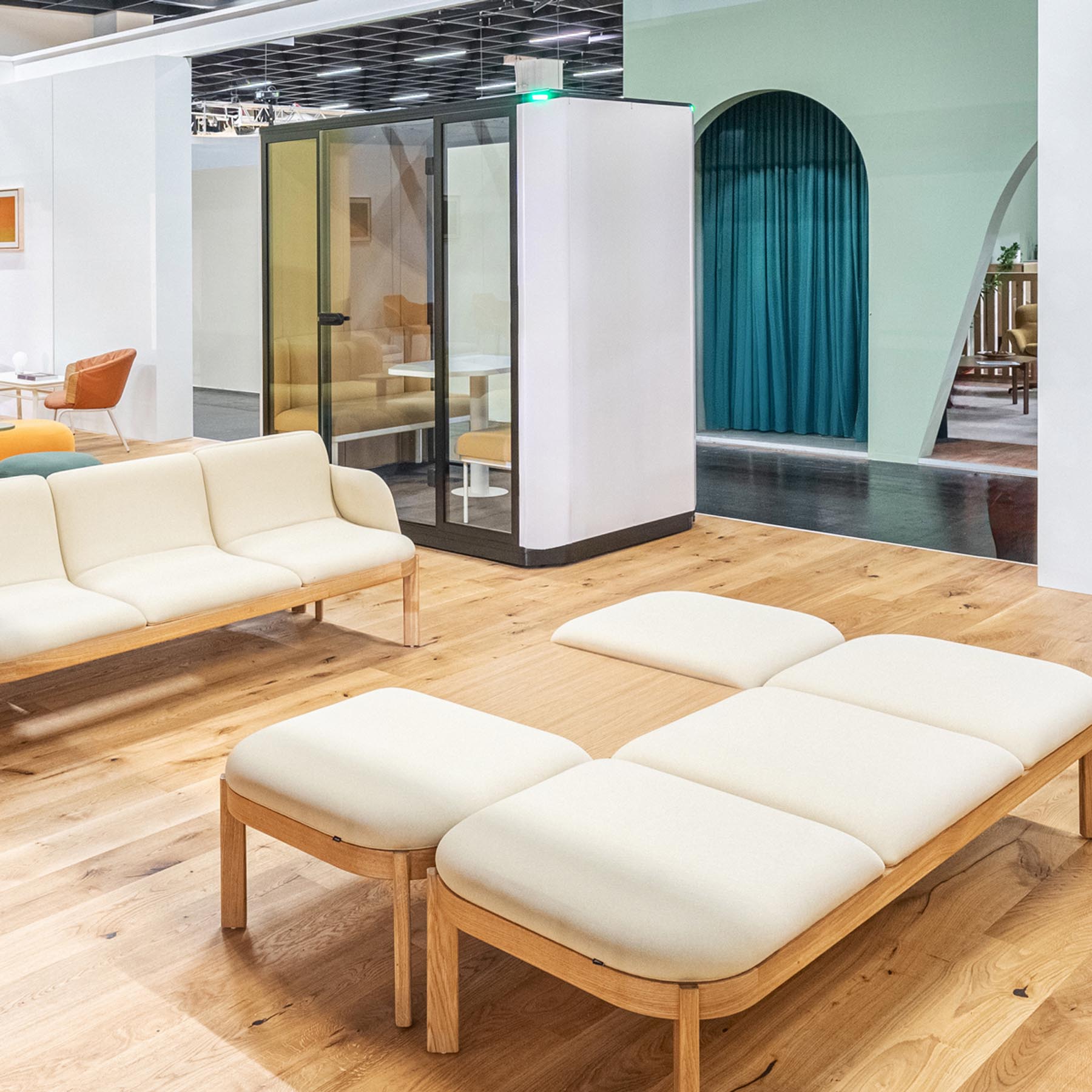 Moderne Akustikkabine für vier Personen, ideal für konzentriertes Arbeiten und vertrauliche Gespräche, ausgestattet mit eleganten Glaswänden.