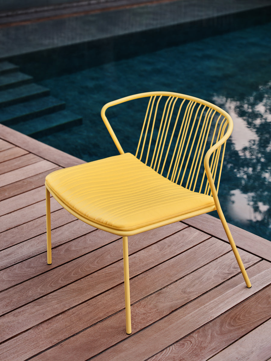 Eleganter Bris BRS07 Outdoor-Sessel von Mdd, ideal für den Außenbereich, bietet eine harmonische Kombination aus Stil und Bequemlichkeit.