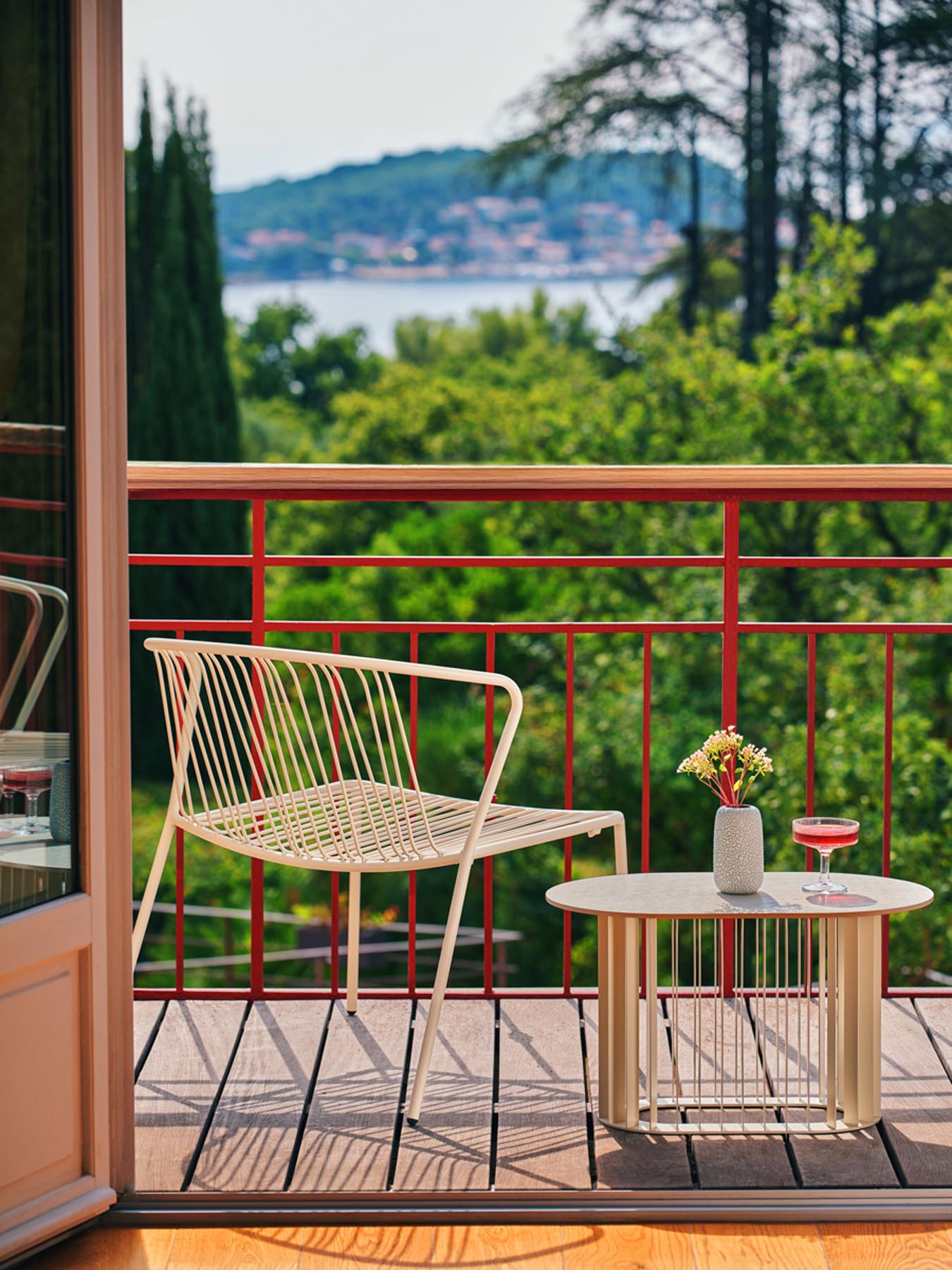 Eleganter Bris BRS07 Outdoor-Sessel von Mdd, ideal für entspannte Stunden im Freien, kombiniert Funktionalität mit ansprechendem Stil.