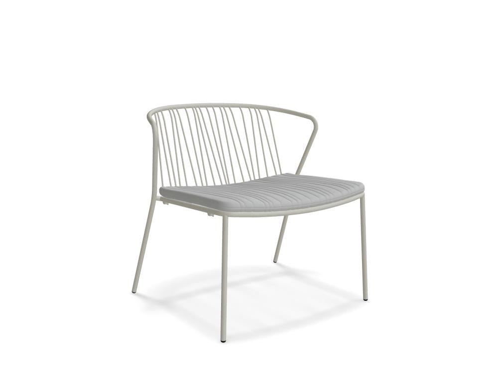 Outdoor-Sessel Bris von Mdd mit durchbrochener Sitzfläche aus verzinktem Stahldraht, Gestell in Ziegelrot, auf schwarzen Kunststofffüssen.
