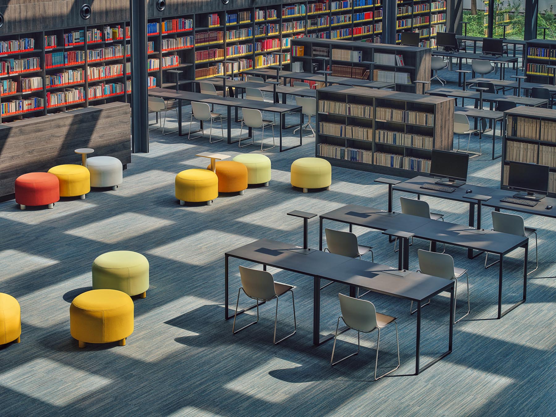 Stylisches, modulares Pouf-System Dots DTSU11 von MDD in elegantem Grau, ideal für kreative Raumgestaltungen und vielseitige Sitzlösungen.
