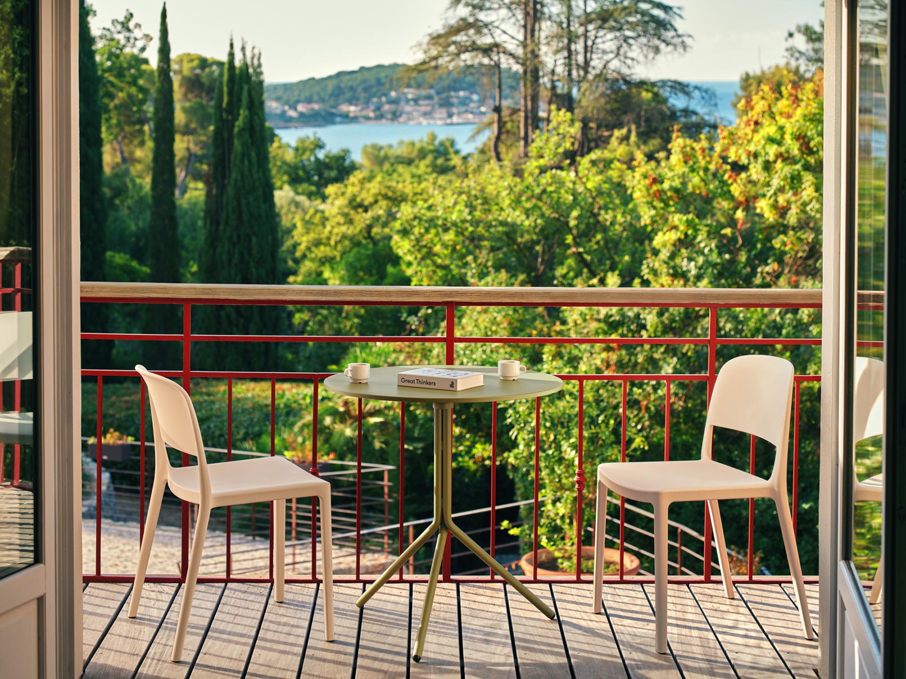 Moderner Blendy BND01 Gartenstuhl von Mdd, ideal für stilvolle Außenbereiche, bietet Komfort und zeitgemäßes Design für jede Terrasse.