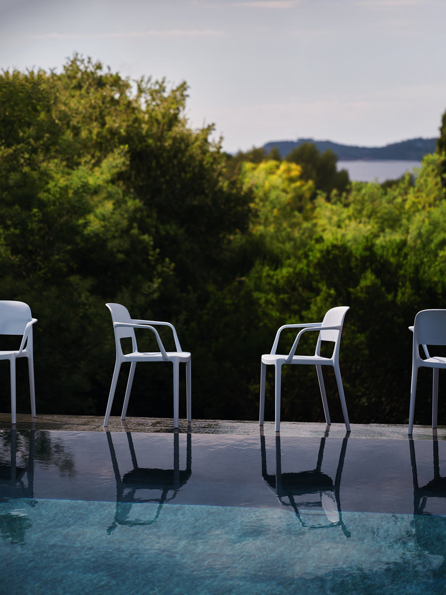 Eleganter Blendy BND01 Gartenstuhl von Mdd, perfekt für entspannte Stunden im Freien, vereint modernes Design mit hohem Sitzkomfort.
