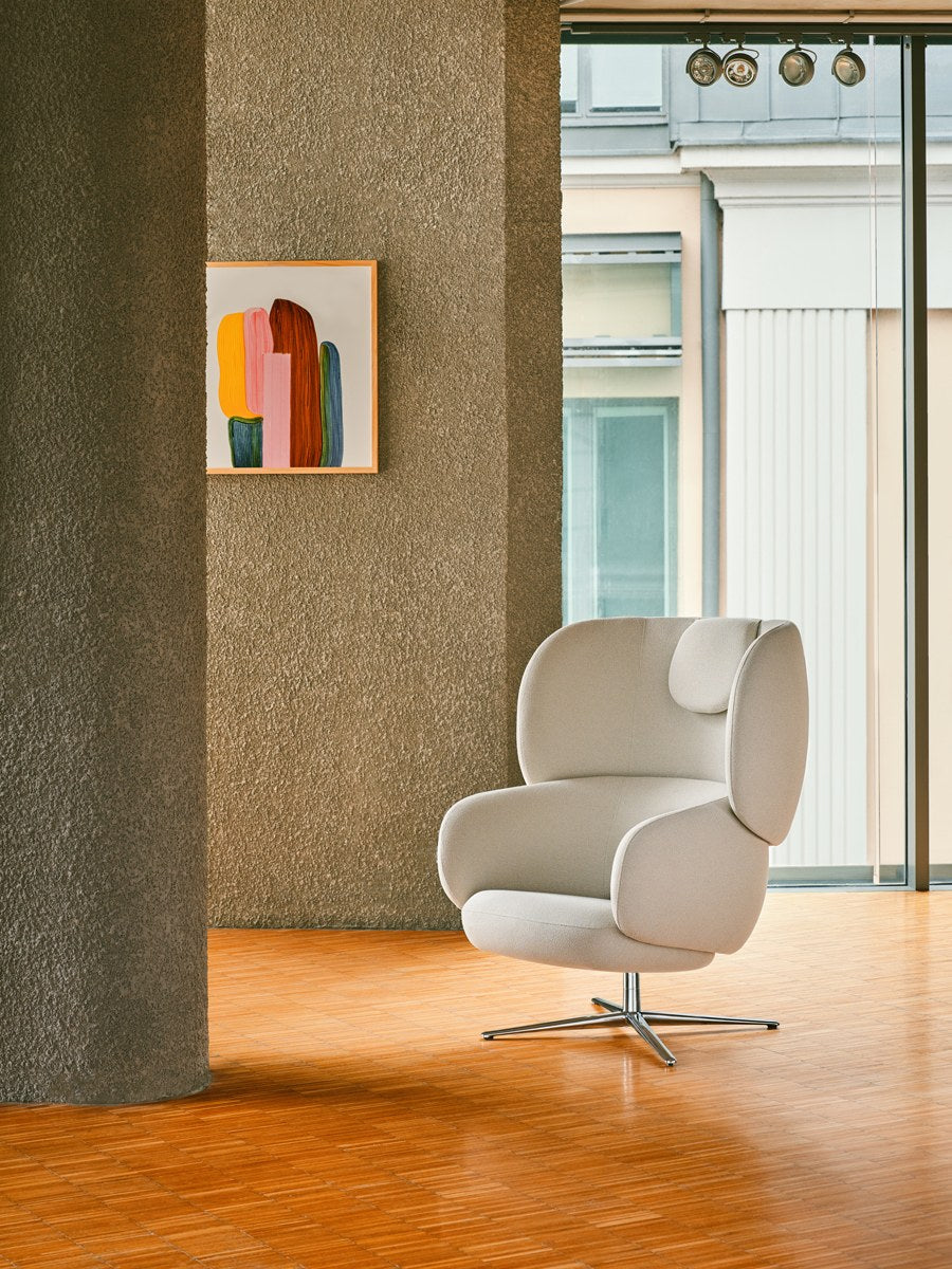 Drehsessel Grand Grace von Mdd in Dunkelbeige mit gepolsterter Kopfstütze, geformter Rückenlehne und drehbarem Aluminium-Kreuzfuss.