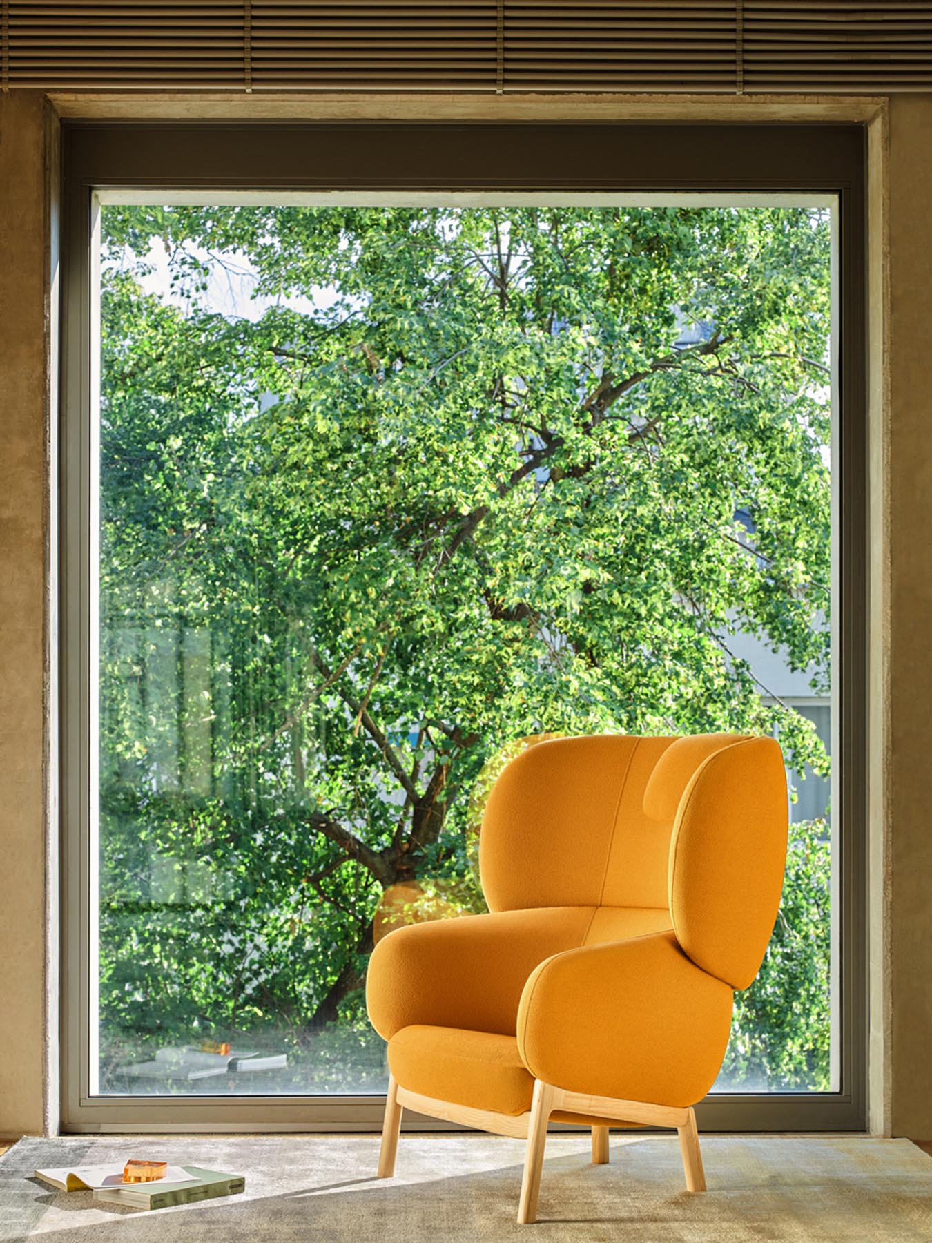 Eleganter Sessel Grand Grace GRF04 mit stilvoller Holzbasis und komfortabler Kopfstütze, ideal für modernes Wohndesign.