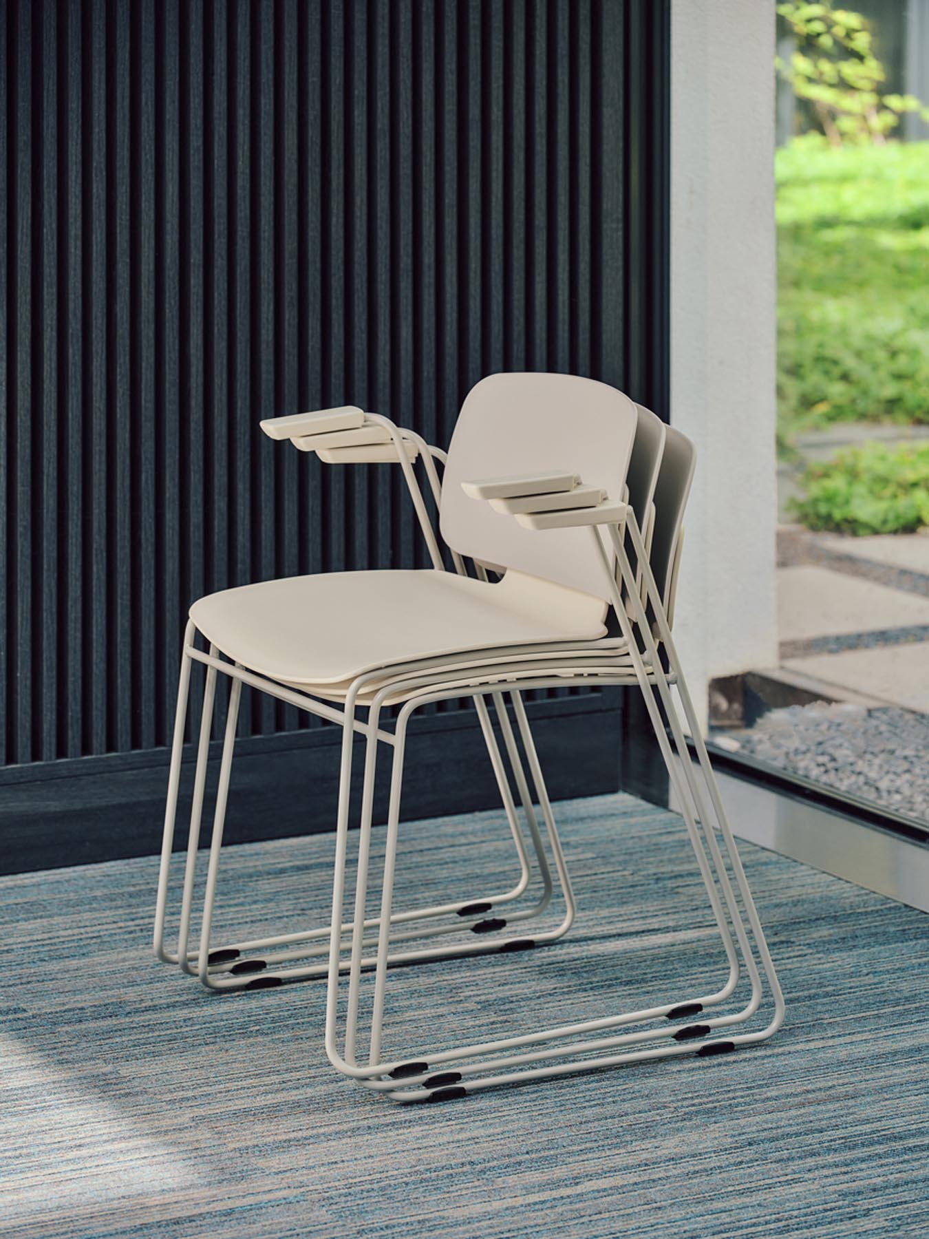 Moderner Lena LEK02P Stuhl von MDD, ideal für stilvolle Räume, mit komfortabler Polsterung und stabilen Holzbeinen.