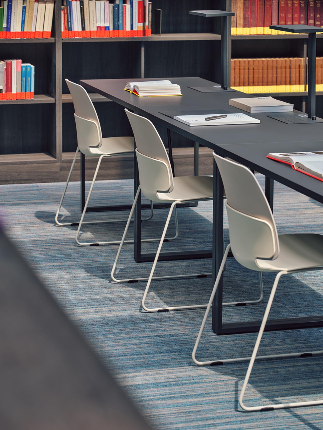 Eleganter Lena LEK03P Stuhl aus Holz, gepolstert für optimalen Komfort, ideal für stilvolle Ess- und Wohnräume.