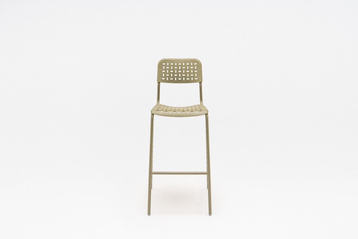 Outdoor-Barhocker Tube von Mdd in Ziegelrot, Sitzfläche aus perforiertem Kunststoff, Gestell aus pulverbeschichtetem Stahlrohr auf vier Beinen