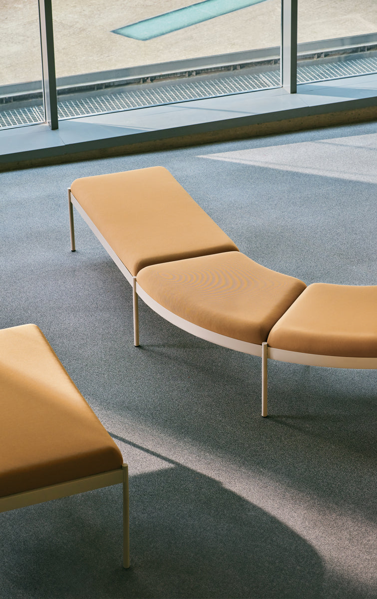 Elegantes Ecksofa Nora NOR203 von MDD, modulares Design in stilvollem Stoff, kombiniert mit hellen Holzfüßen und zeitgemäßer Ästhetik.