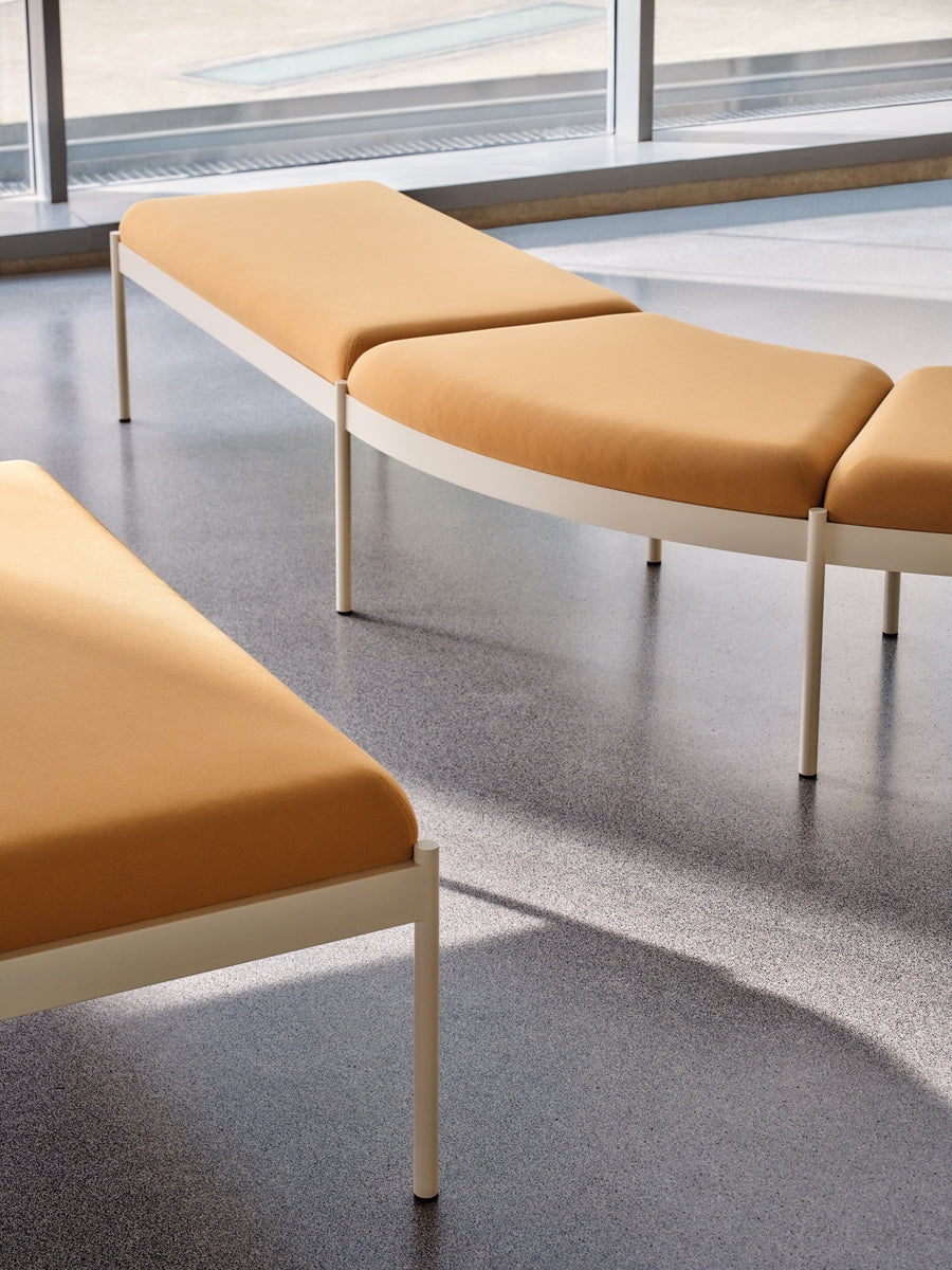 Elegantes modulares Ecksofa Nora NOR203 von MDD, ideal für individuelle Wohnkonzepte, kombiniert Komfort mit modernem Design.