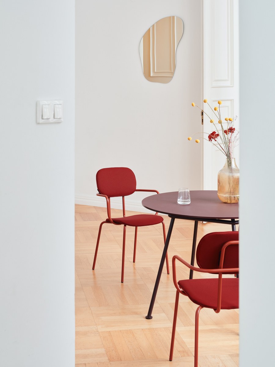 Kaffeetisch mit quadratischer MDF-Tischplatte in Linoleum Dunkelgrün, auf pulverbeschichtetem Metallgestell mit Rohrfuss.