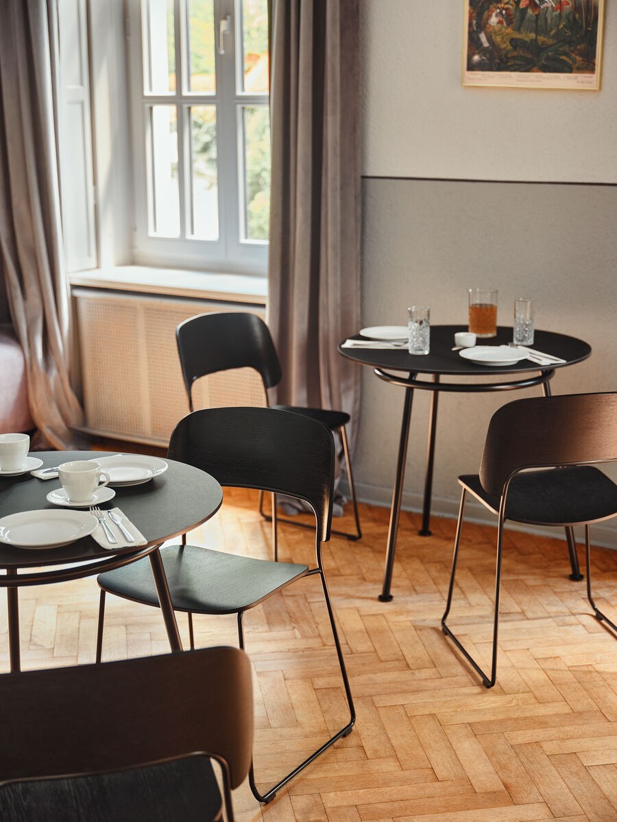 Kaffeetisch mit quadratischer MDF-Tischplatte in Linoleum Dunkelgrün, auf pulverbeschichtetem Metallgestell mit Rohrfuss.