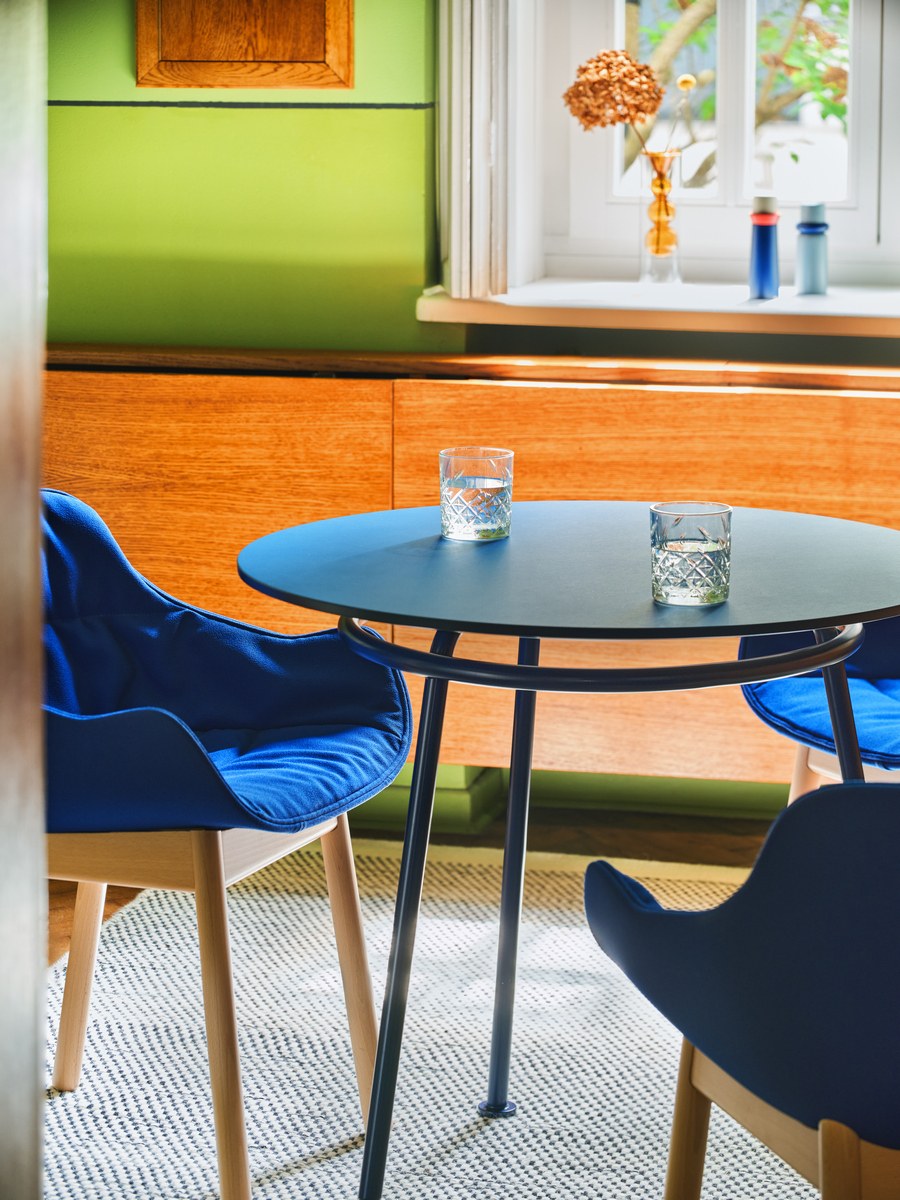Kaffeetisch mit quadratischer MDF-Tischplatte in Linoleum Dunkelgrün, auf pulverbeschichtetem Metallgestell mit Rohrfuss.