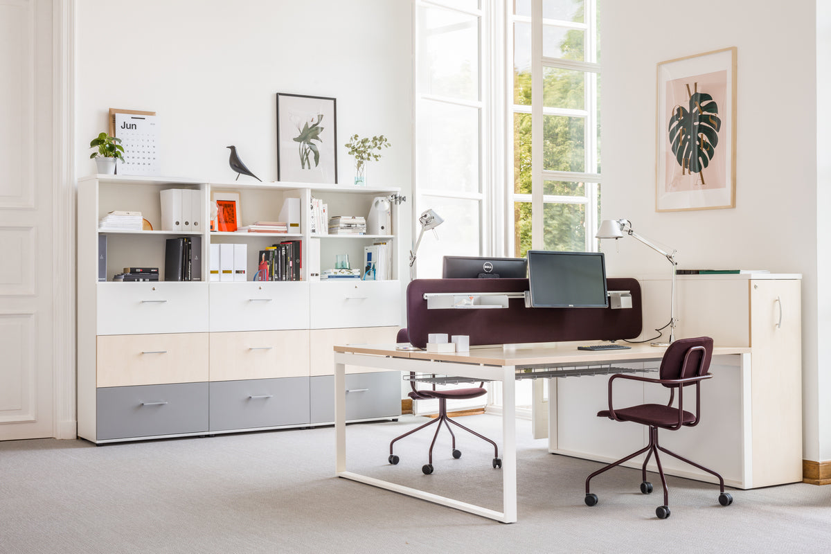 Eleganter Hängeregisterschrank in neutralem Grau, ideal für die geordnete Aufbewahrung von Akten und Dokumenten im Büro.