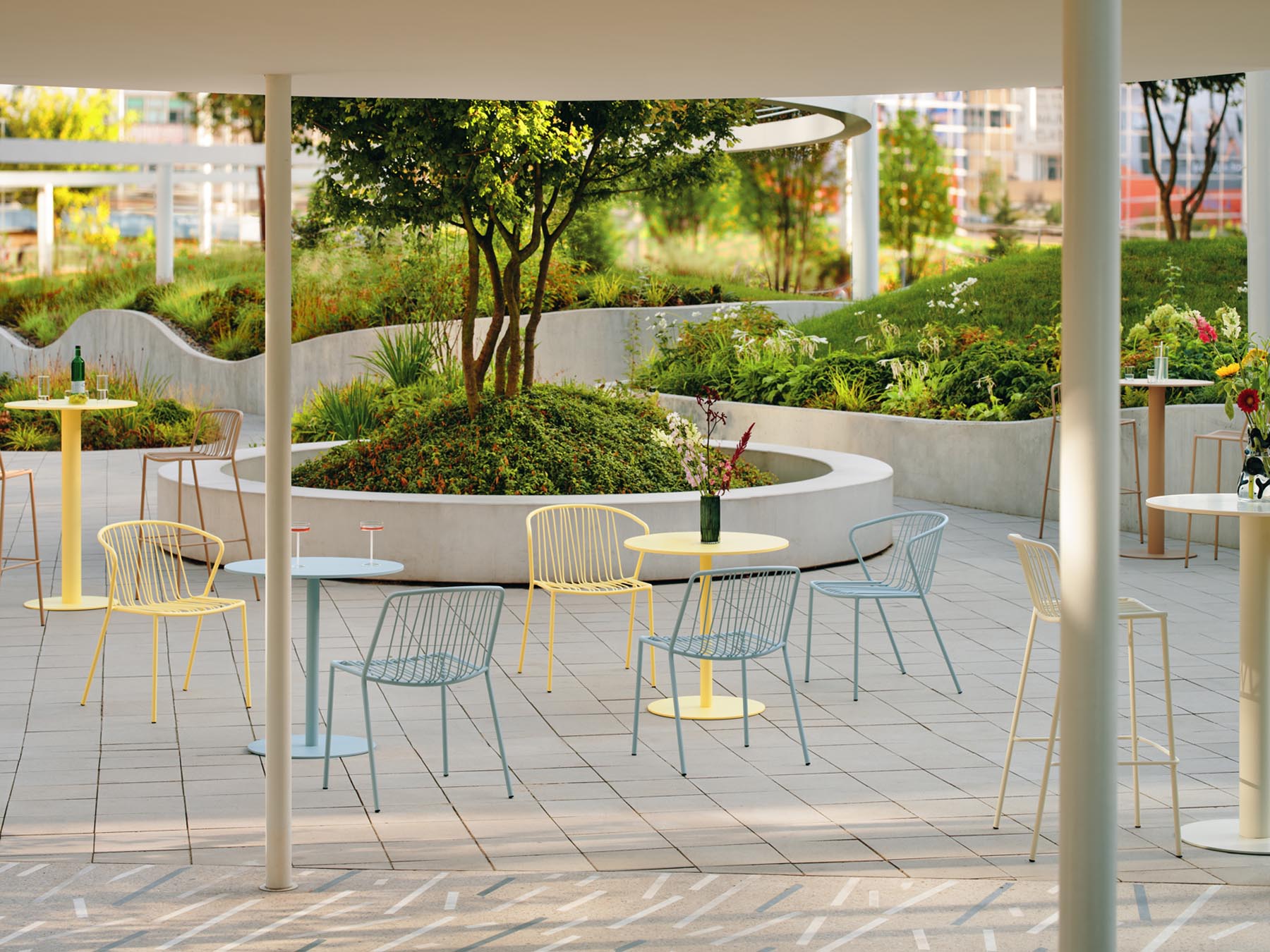 Moderner Outdoor-Hochtisch Bolt OST611 mit stilvollem Design, ideal für Terrasse oder Balkon, robust und wetterfest.