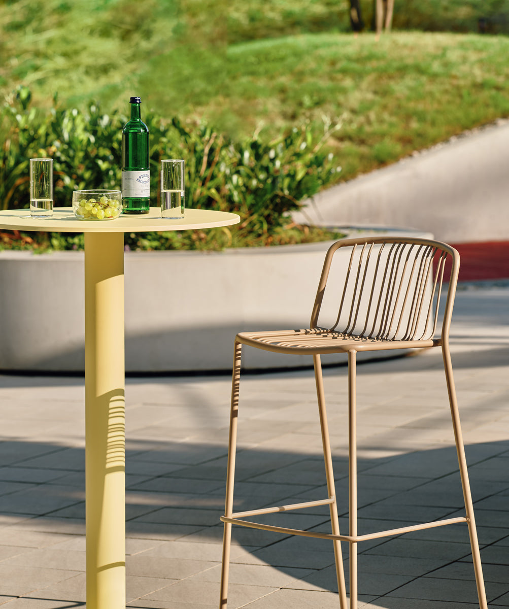 Eleganter Hochtisch Bolt OST611 für den Außenbereich, perfekt für gesellige Abende auf der Terrasse oder dem Balkon, langlebig und wetterbeständig.