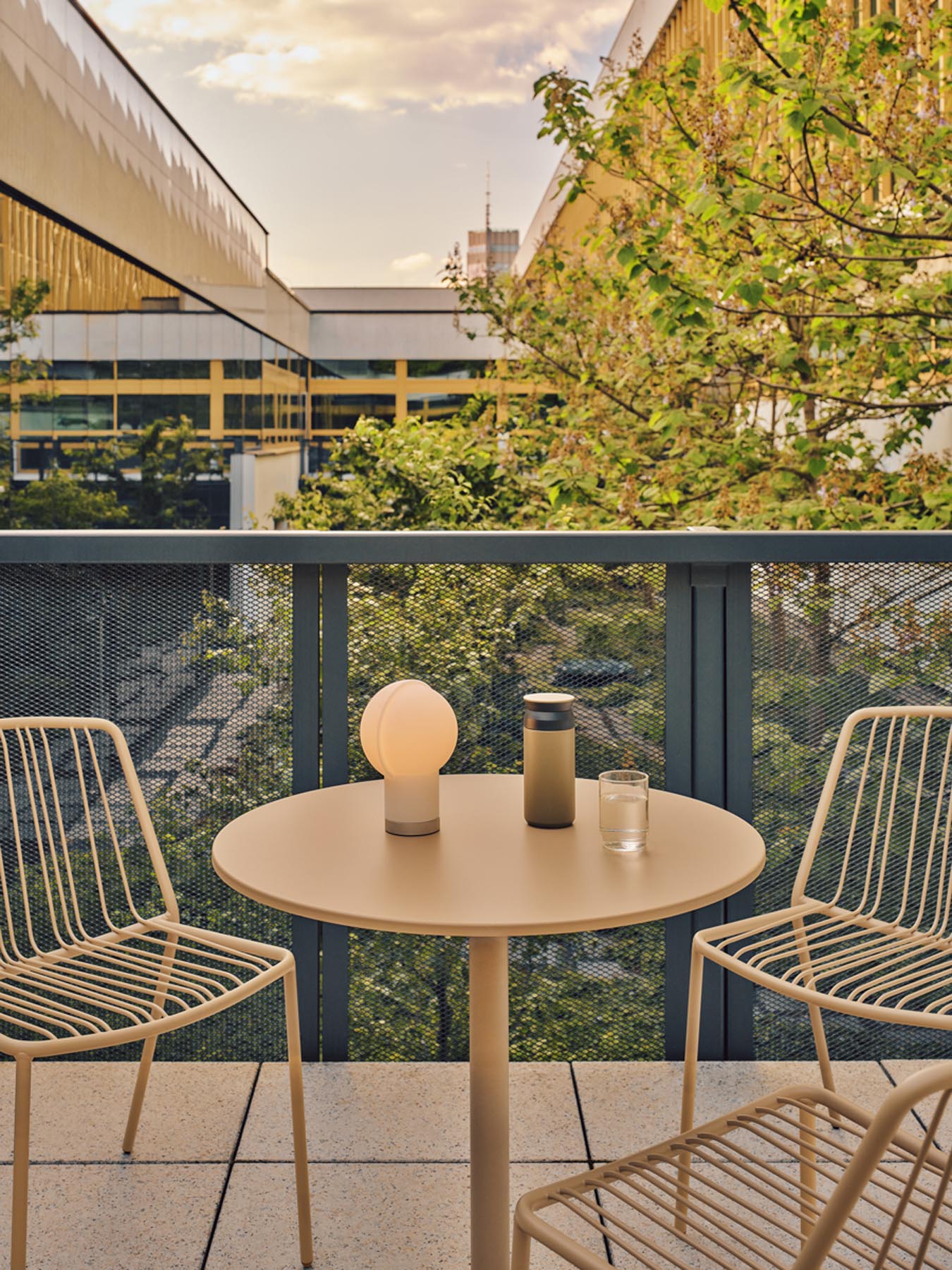 Moderner Gartentisch Bolt OST67 von Mdd, aus hochwertigem Holz, ideal für stilvolle Outdoor-Events und entspannte Zusammenkünfte im Freien.
