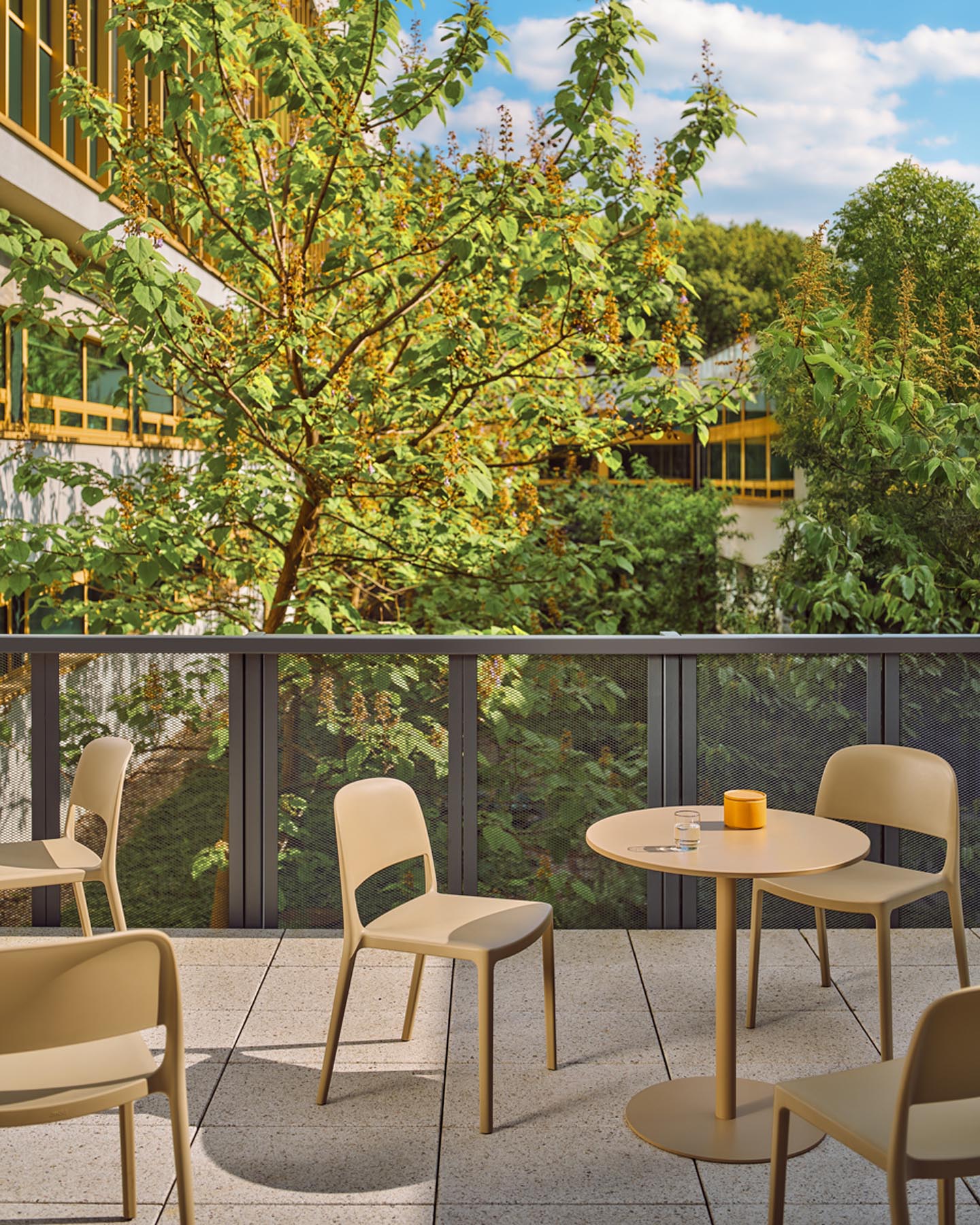 Eleganter Cafeteriatisch Bolt OST67 von Mdd, gefertigt aus edlem Holz, perfekt für gesellige Stunden im Garten oder auf der Terrasse.